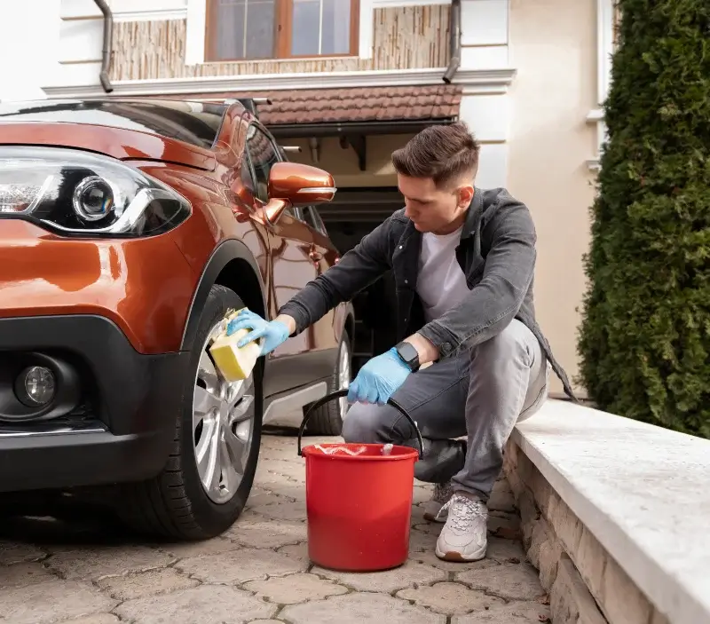 Lavage auto à domicile Vollore-Ville : professionnel intervenant sur un véhicule
